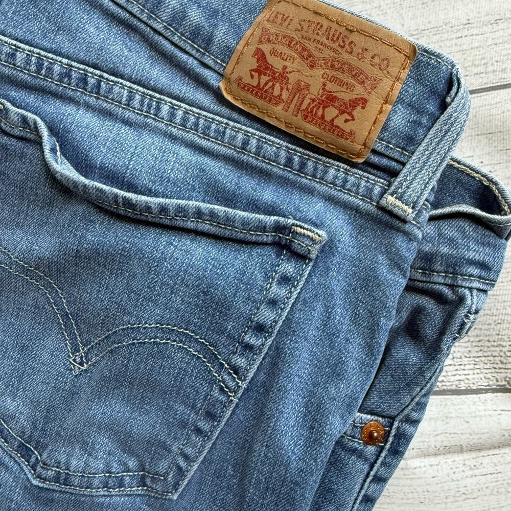 Levi's Women's Straight Leg Jeans in Classic Blue - Picture 3 of 9